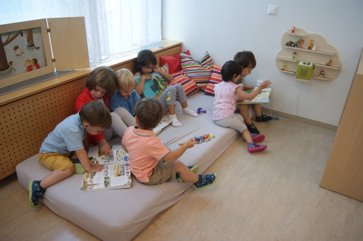 Kinder beschäftigen sich mit Büchern im Lesebereich