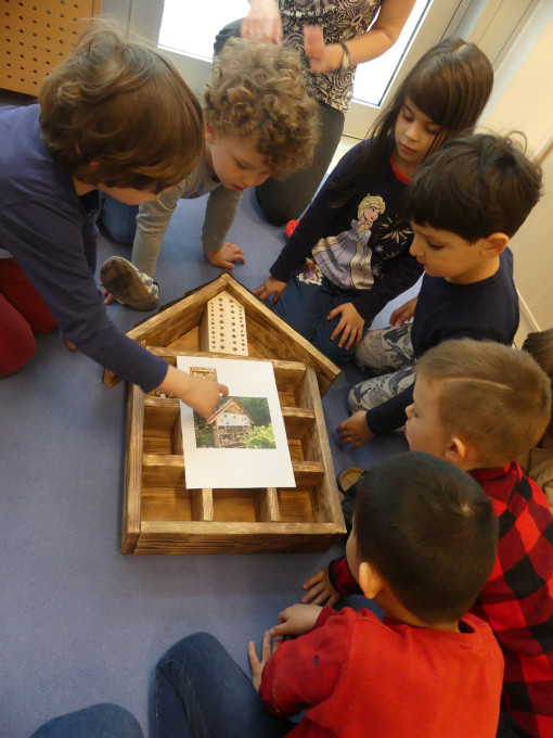 Kinder planen mit einem Holzhaus