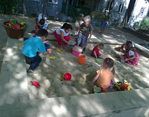 Mehrere Kinder spielen gemeinsam in der Sandkiste