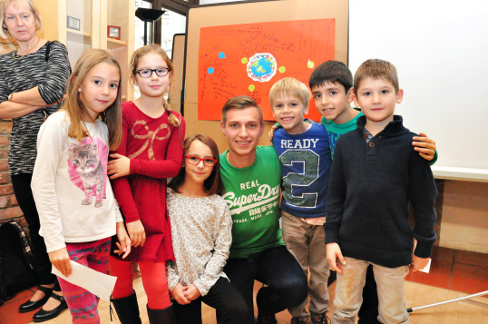 Pädagoge posiert mit Kindern für ein Foto