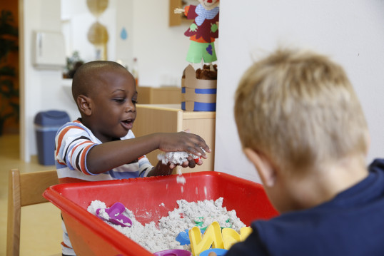 Kinder formen mit Sand Objekte