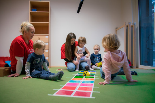 Kinder lernen spielerisch programmieren. Die selbsprogrammierte Biene fährt im vorgegebenen Weg. 