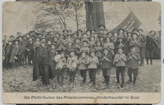 altes Foto mit Kindergruppe, die Pfeifen spielen