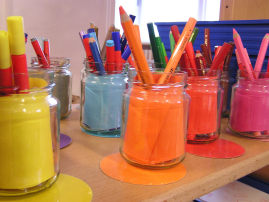 Kindergarten-Materialien: Becher mit bunten Stiften 