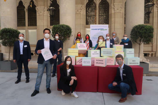 Vertreter*innen der Träger*inneninitiative Elementare Bildung Wien übergeben Forderungen an Bildungsstadtrat Christoph Wiederkehr
