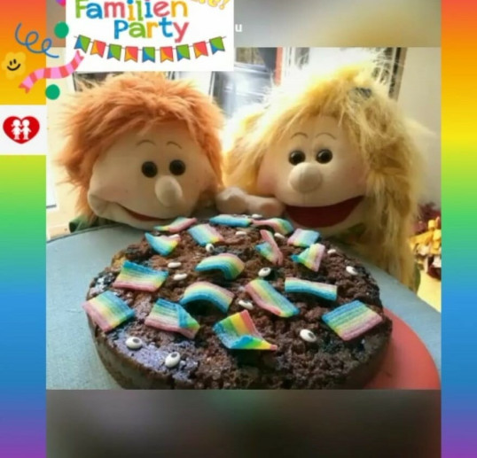 Videovorschau für ein Kuchenrezept: Zwei Puppen bestaunen fertigen Kuchen