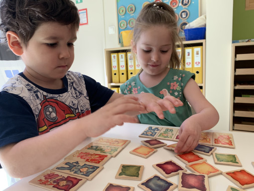 Kinder lernen Farben mit einem Legespiel