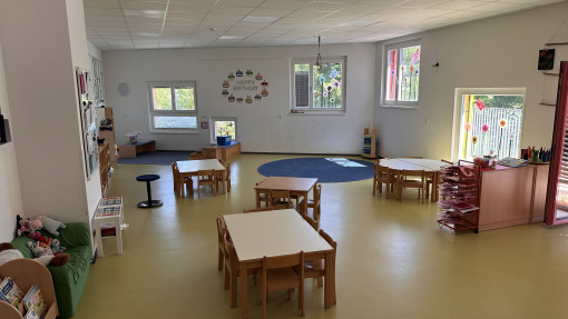Einblick in den großen, hellen Gruppenraum
