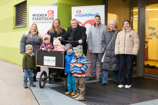 Gemeinsam mit den Kindern freuen sich v.l.n.r. Barbara Schick (stv. Kindergartenleitung), Susanne Valoch (Leitung Sponsoring Wiener Städtische Versicherung), Daniel Bohmann (Geschäftsführung Wiener Kinderfreunde), Thomas Zwiebler (Managing Director Efficiency Projects), Alexandra Fischer (Geschäftsführung Wiener Kinderfreunde) und Lena Möller (Sponsoring Wiener Städtische Versicherung) 