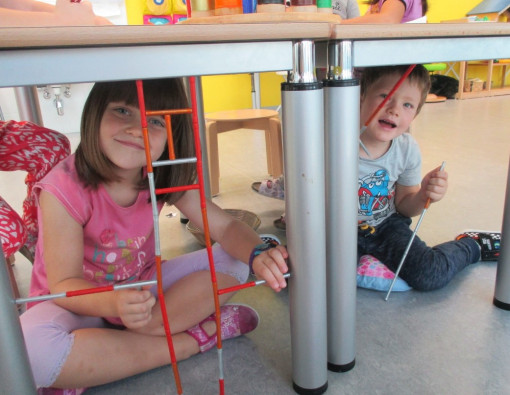 Kinder bauen Tisch zusammen 