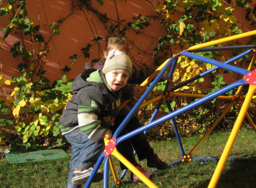 Kind klettert auf Klettergerüst