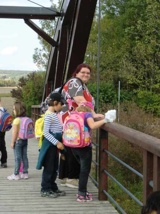 Kinder und Pädagogin bei einem Ausflug in der Natur