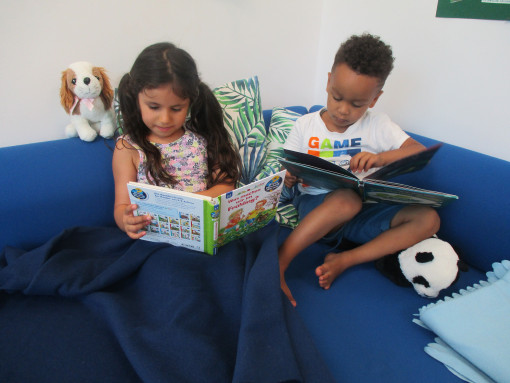 Zwei Kinder beschäftigen sich im Lesebereich mit Büchern