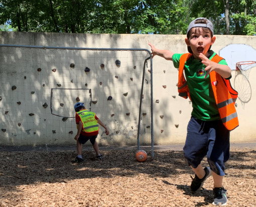 Zwei Kinder beim Fußballspielen im Garten