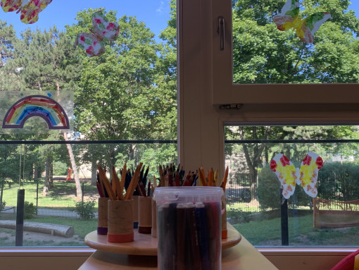 Aussicht aus dem hellen Gruppenraum in den Garten