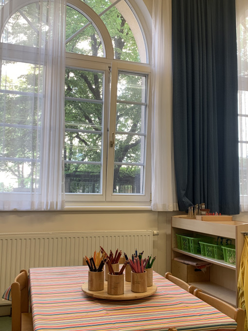 Gruppenraum mit Buntstiften am Tisch