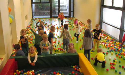 Viele Kinder spielen beim Bällebad