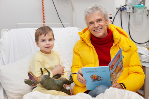 Thomas Brezina beim Besuch in der Kinderabteilung der Klinik Ottakring im Rahmen der Kinderfreunde-Weihnachtsbuchaktion. (c) Philipp Tomsich/Kinderfreunde 