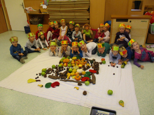 Kinder feiern ein Fest im Jahreskreis