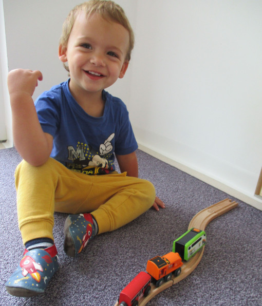 1  Junge  legt Eisenbahnschienen im Kreativbereich