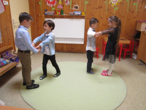 Kindern beim Tanzen 