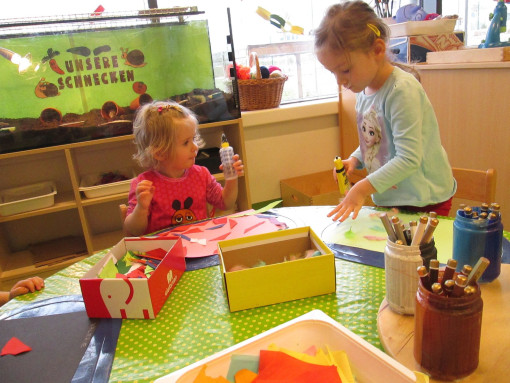 Zwei Kinder gestalten kreativ beim Basteln