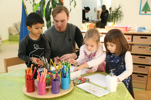 Pädagoge beim Zeichnen mit Kindern 