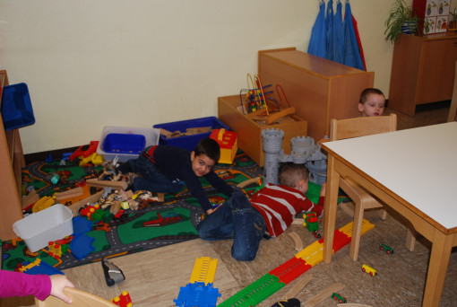 Drei Jungen bauen Landschaften mit verschiedenen Bauelementen