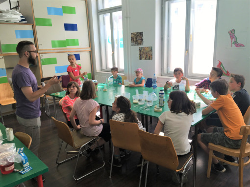 Kinder machen ein Experiment