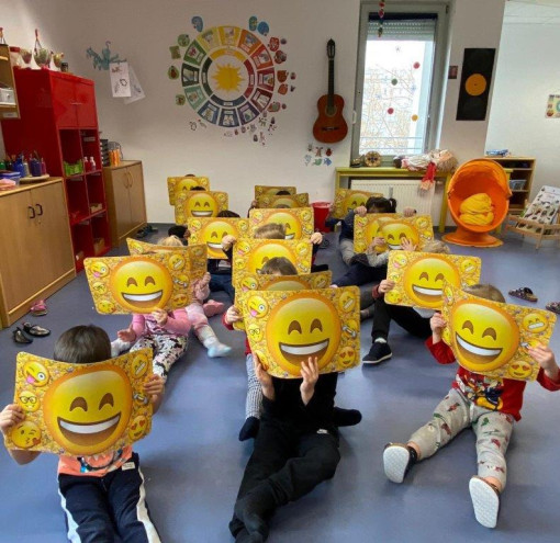Kinder stellen den Wert Gleichheit mit Smiley-Platzsets dar