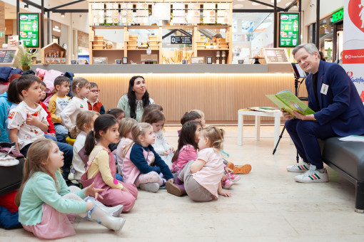 Daniel Bohmann (Geschäftsführer Wiener Kinderfreunde) liest "Da ist eine wunderschöne Wiese".