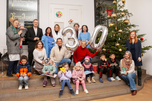 30 Jahre Weihnachtsbuchaktion: v.l.n.r. oben: Eva Steffan, GF Wiener Kinderfreunde Daniel Bohmann, Fachbereichskoordinatorin Pflege Natasa Jovanovic, Abteilungsvorständin Kinder- und Jugendheilkunde Angela Zacharasiewicz, Ärztlicher Direktor Peter Gläser, Bereichsleiterin Pflege der Abt. für Kinder- und Jugendheilkunde Margarethe Maurer, unten: Stv. Pflegedirektorin Daniela Frey, Vorsitzender Wiener Kinderfreunde Christian Oxonitsch, Thomas Brezina, rechts unten: Pflegedirektorin der Klinik Ottakring Bianka Langmaier, oben: GF Wiener Kinderfreunde Alexandra Fischer. (c) Philipp Tomsich/Kinderfreunde