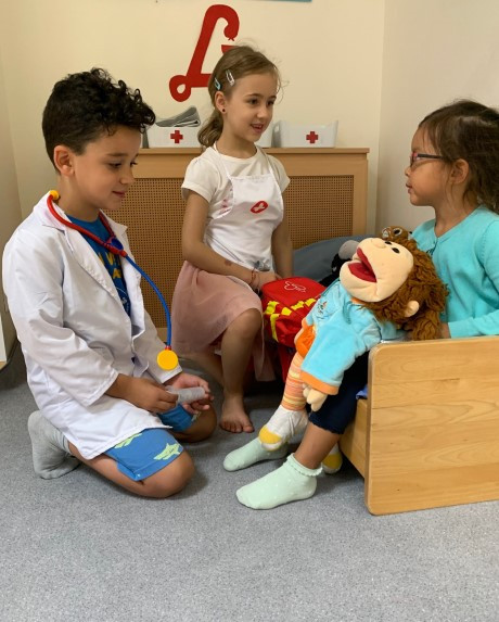 Kinder stellen einen Arztbesuch nach
