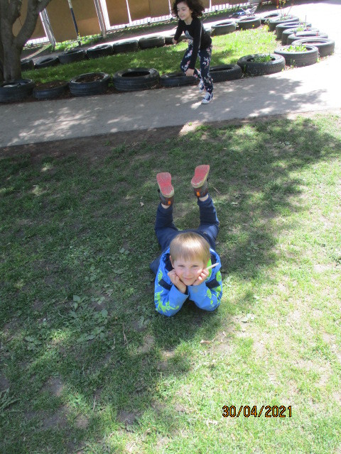 Zwei Kinder entspannen sich im Garten