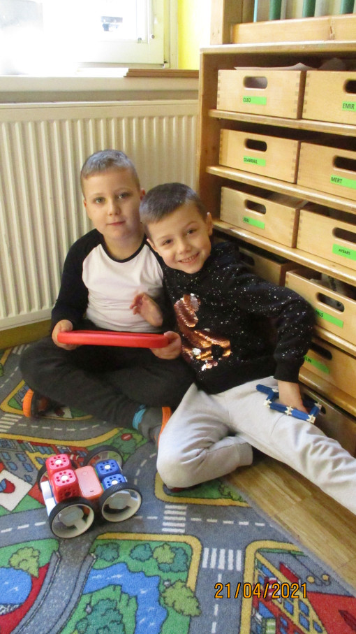 Zwei Kinder konstruieren gemeinsam ein ferngesteuertes Auto
