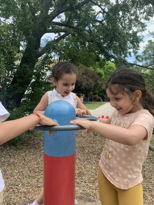 Kinder balancieren auf einem Spielgerät im Garten