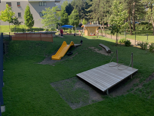 Ansicht des Gartens mit Rutsche