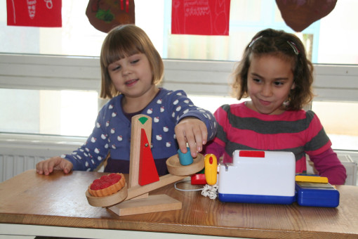 Zwei Mädchen spielen mit Holzspielzeug
