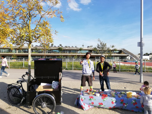 Betreuer*innen unterwegs mit dem Spielradl