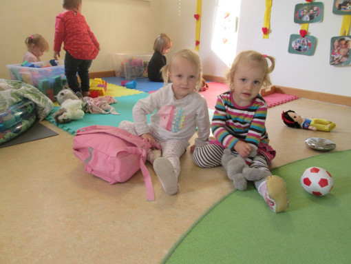 Zwei Mädchen sitzen im Gruppenraum