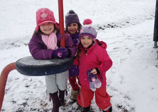 Kinder spielen im Schnee