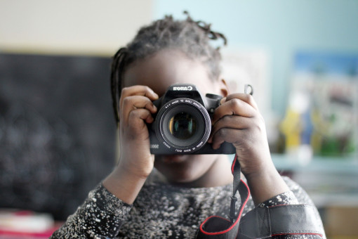Mädchen mit Fotoapparat 
