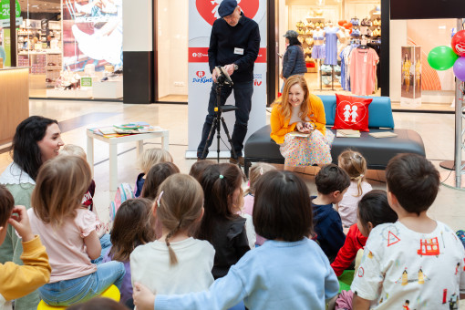 Alexandra Fischer (Geschäftsführung Wiener Kinderfreunde) liest das Buch "Das Glück ist ein Punkt" vor.