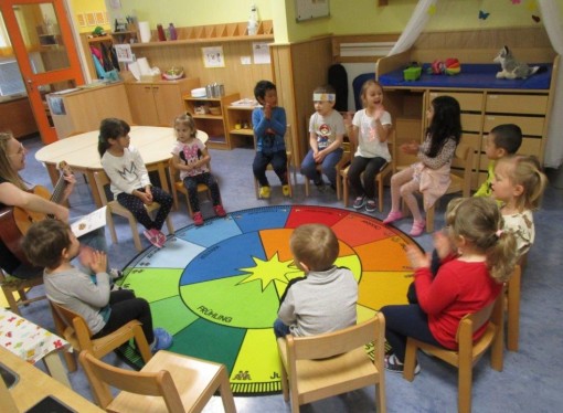 Die Kinder musizieren gemeinsam mit der Pädagogin im Morgenkreis