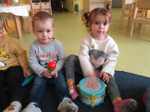 Zwei Kinder beim Musizieren