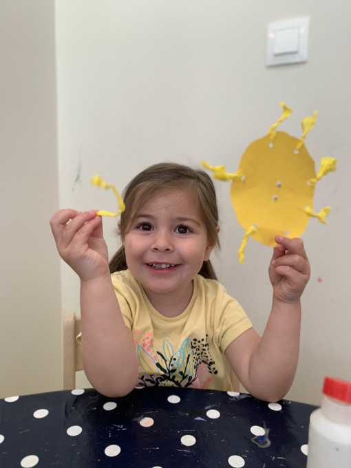 Ein Mädchen bastelt