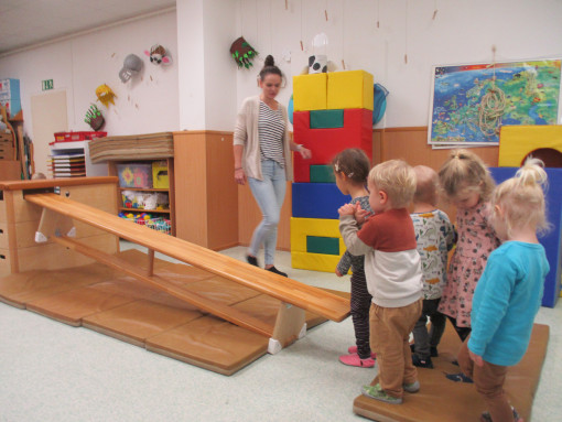 Kinder turnen gemeinsam