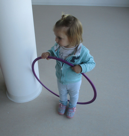 1 Mädchen turnt im Bewegungsraum