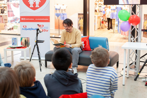 Die Kinder lauschen dem ehrenamtliche Vorleser Josef Zorn gespannt.