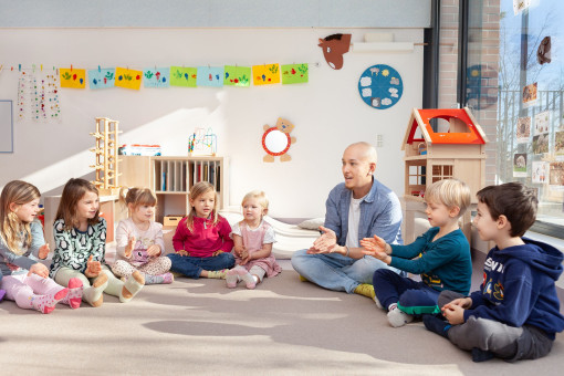 Elementarpädagoge und Kinder in Interaktion
